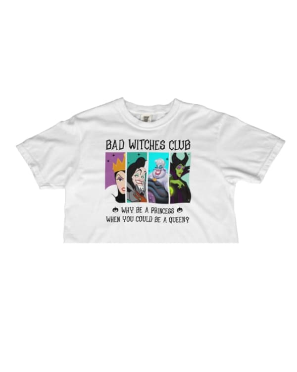 Crop top blanco con estampado de villanas de Disney y texto "Bad Witches Club"