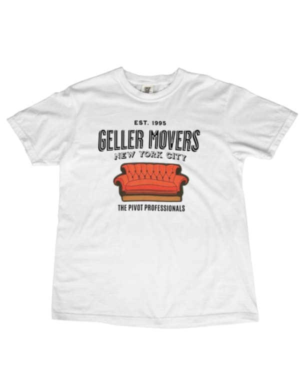 Camiseta unisex blanca de algodón con estampado de sofá y texto de Friends