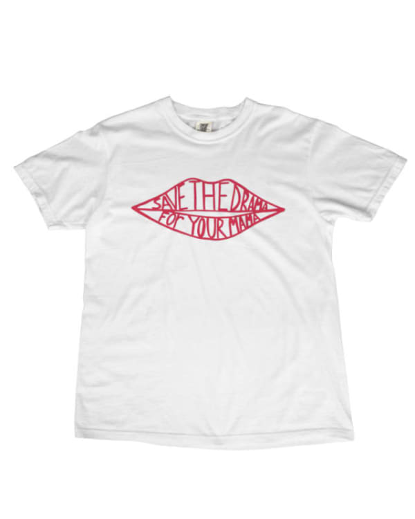 Camiseta unisex blanca de algodón con diseño de labios rojos y texto en rojo