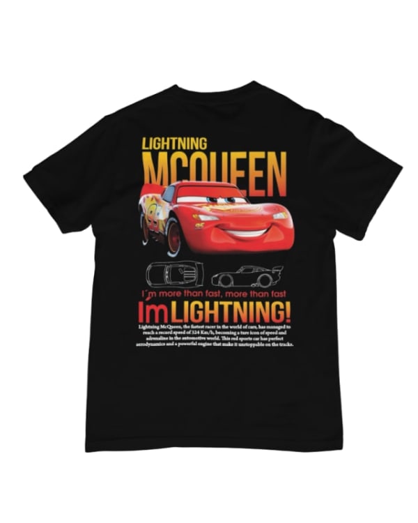 Camiseta negra unisex de algodón con diseño de Lightning McQueen y texto colorido