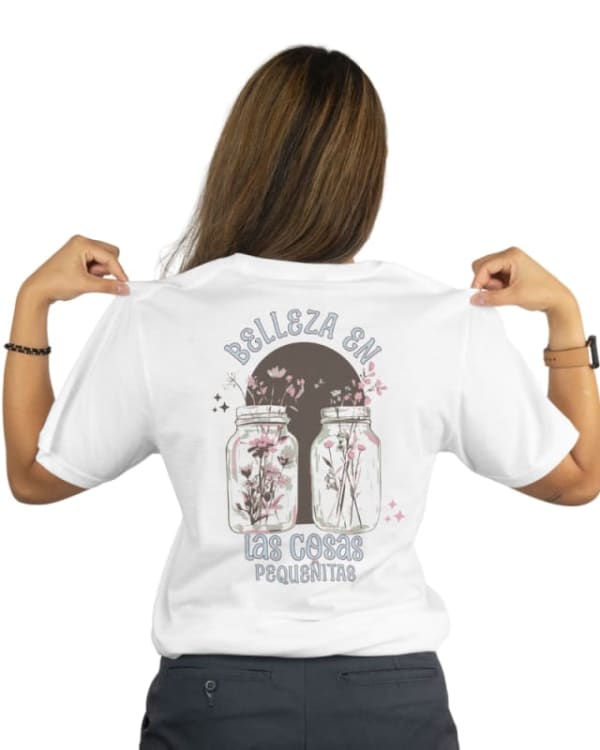 Camiseta unisex blanca de algodón con diseño de frascos y flores en la espalda