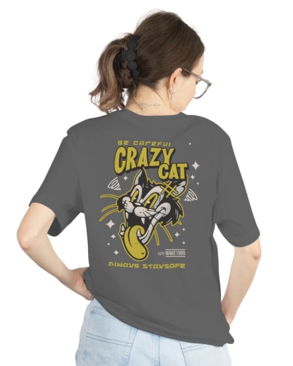 Camiseta oversize gris con diseño original de gato y texto divertido en la espalda