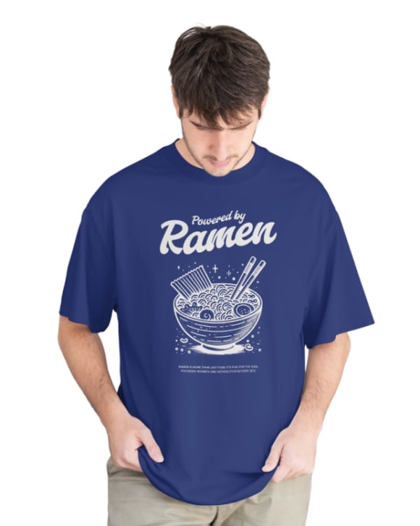 Camiseta oversize azul con diseño de tazón de ramen en color blanco