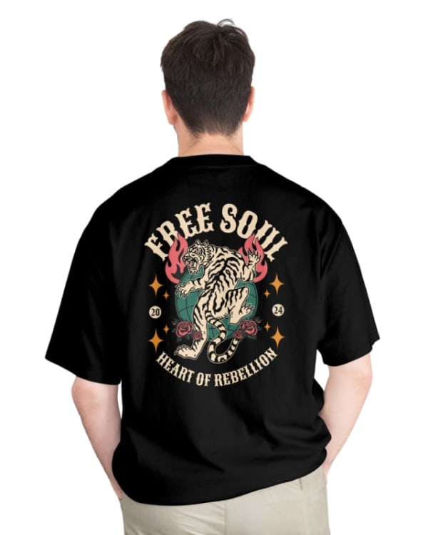 Camiseta oversize negra de algodón con diseño de tigre y texto colorido en la espalda