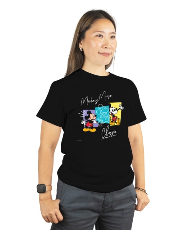 Camiseta negra de algodón con estampado de Mickey Mouse y Minnie Mouse en colores vibrantes