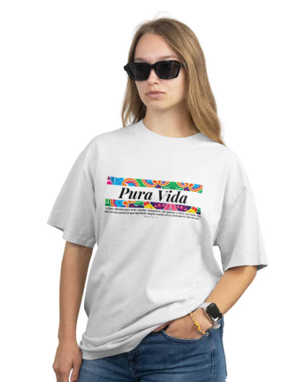 Camiseta unisex blanca con diseño original "Pura Vida" y estampado colorido en el frente