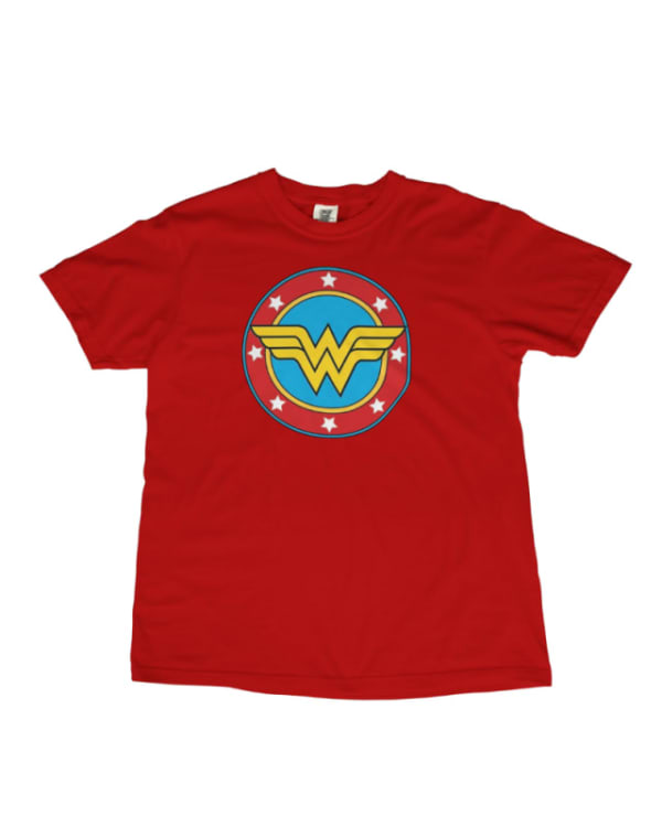 Camiseta roja de mujer con logo de Wonder Woman en el centro, estilo casual