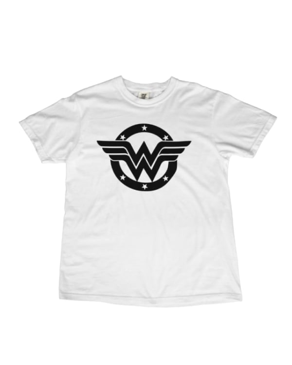 Camiseta blanca de mujer con logo de Wonder Woman en negro y estrellas alrededor