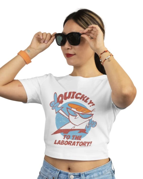 Crop top blanco con estampado de Dexter y texto colorido, estilo juvenil y divertido