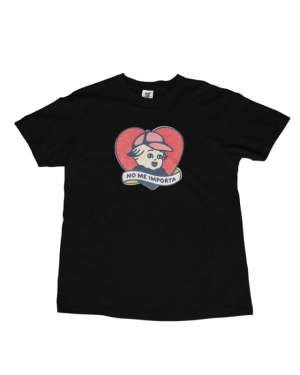 Camiseta negra de algodón 100% con diseño de corazón y texto "No me importa"