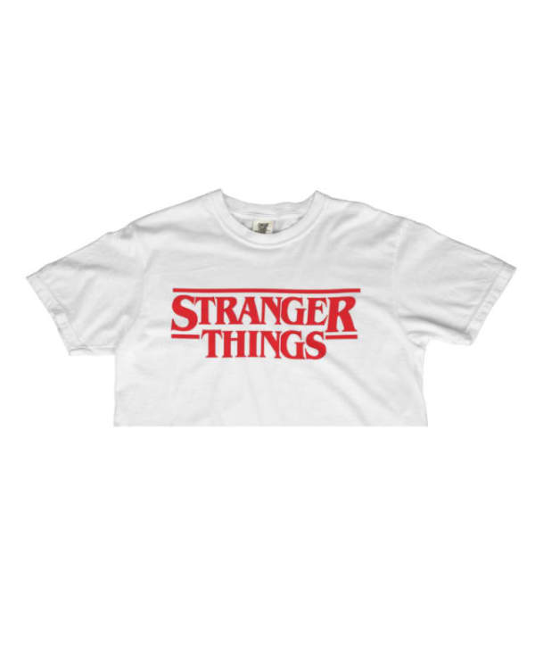 Crop top blanco con estampado rojo de Stranger Things, diseño moderno y casual