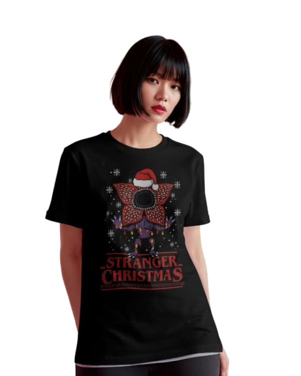 Camiseta negra con diseño navideño de Stranger Things y estampado colorido