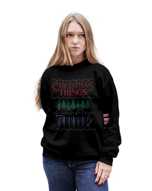 Hoddie negro con diseño navideño de Stranger Things en colores rojos y verdes