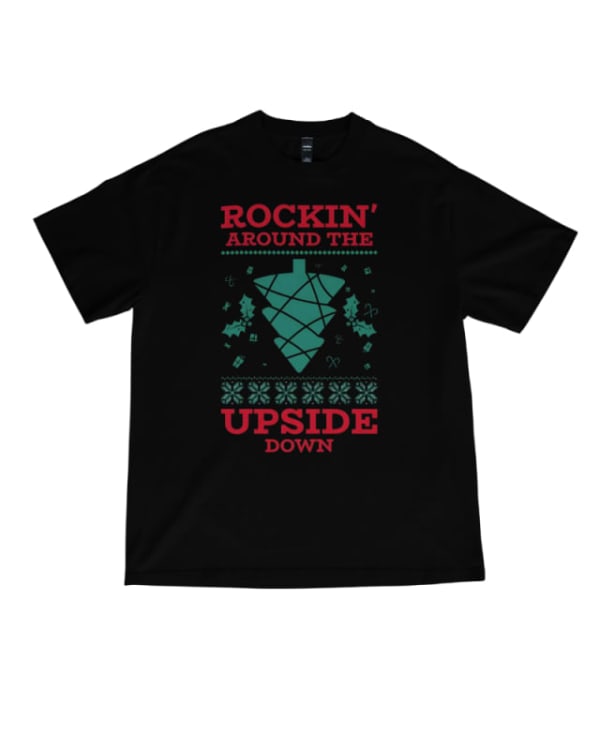 Camiseta negra con diseño navideño de Stranger Things en verde y rojo