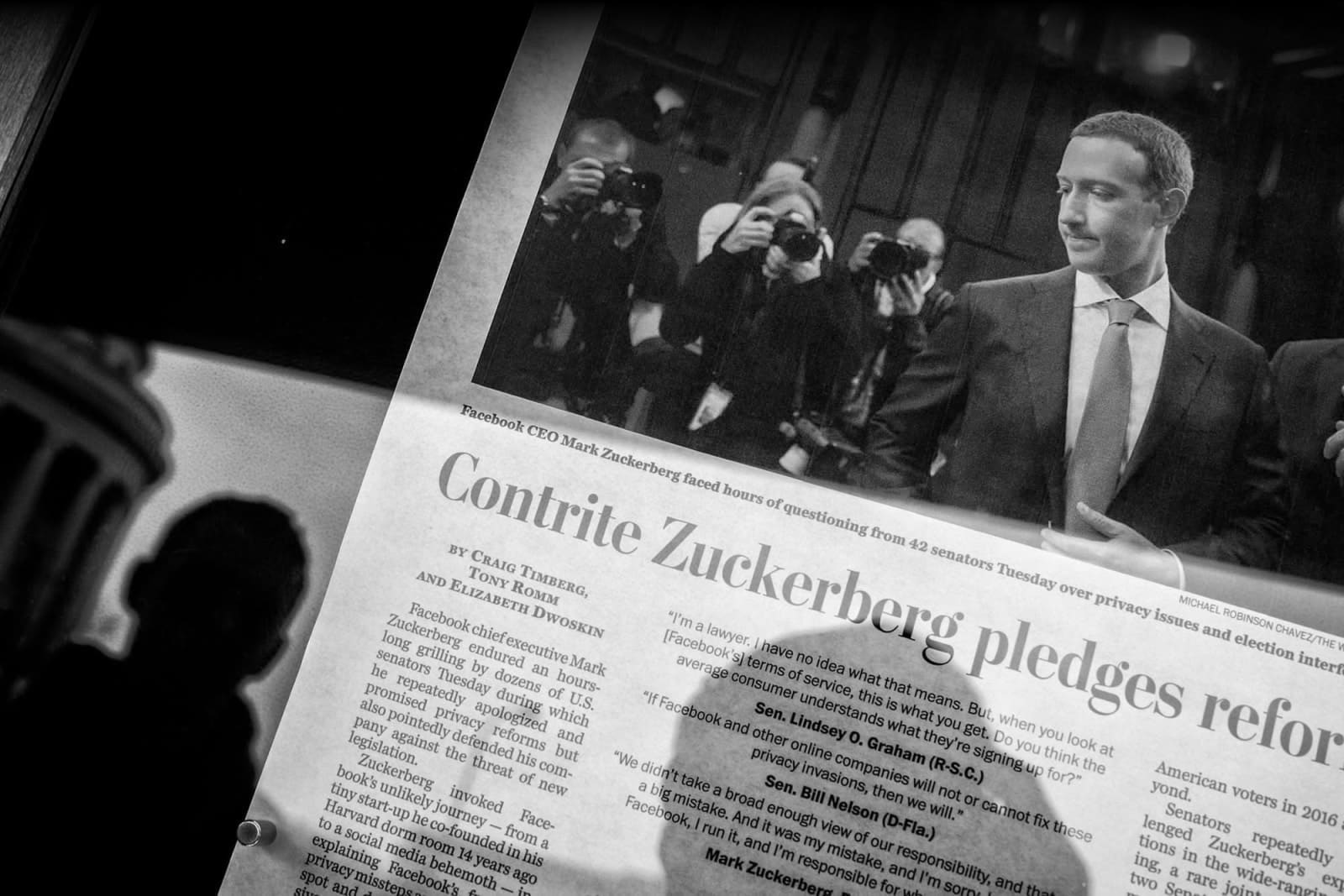 Capa de jornal com a manchete Contrite Zuckerberg pledges reform
