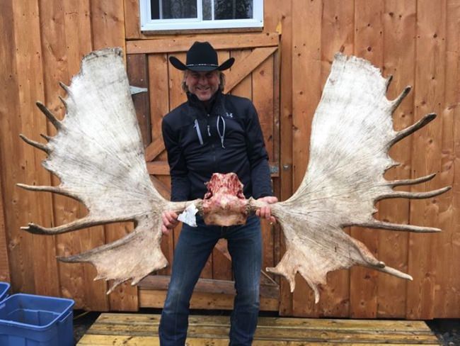 Now that is something to brag about! Do you have a trophy worthy photo? Send them to myadventures@finandfield.com and maybe you will make our trophy corner! See Septembers photo's at http://bit.ly/2cQiccc. #Brag #BucketList #Trophy #Fishing #Hunting #FinandField