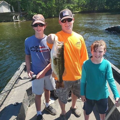 Great day fishing with the Bowles family. They caught 30 fish. Pat rolled in the biggest a 3 pound largemouth.#drakefishing #drakeperformancefishing #drake #bassfishing #bass #smallmouthbassfishing #largemouthbassfishing #largemouthbass #mainefishing #maineguide