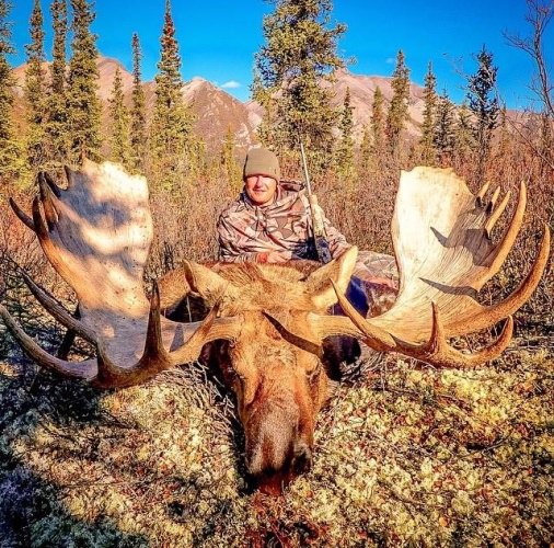 One big big bull! #Wow #Hunting #FinandField #AlwaysLethal #UA