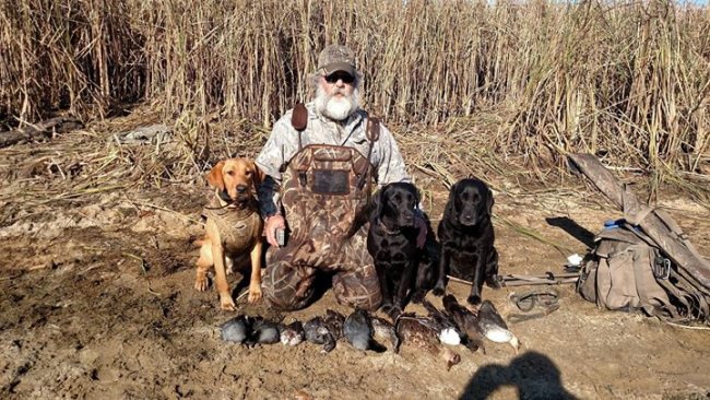 Now booking 2017 waterfowl and sea duck hunts. Spend the morning hunting sea ducks and after shore lunch go after regular ducks. Regular duck hunts November thru January.
Sea duck hunts mid November to Mid January. Dates are filling fast book your hunt now.