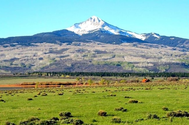 Hunting seasons are opening up across the western states. Book your hunt at www.finandfield.com. #Hunting #FindYourNextAdventure #FinandField
