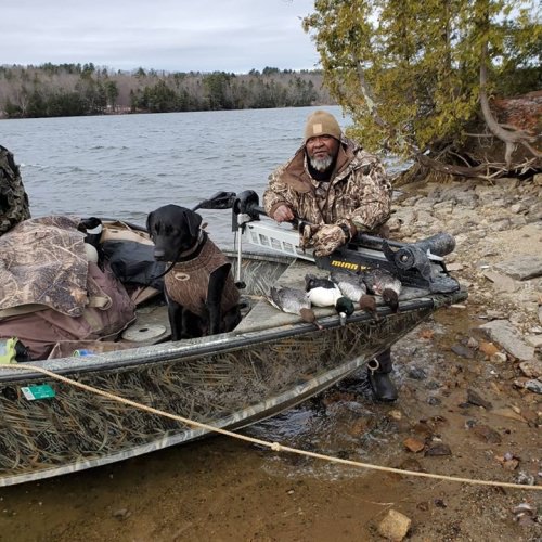 Kevin got into the goldeneye  this morning. #drakealanticflywaynorth  #drake #drakewaterfowl #ducksunlimited #diverduckhunting #duckdog #diverducks #noreastergamecalls #maineguide #goldeneye #gundog