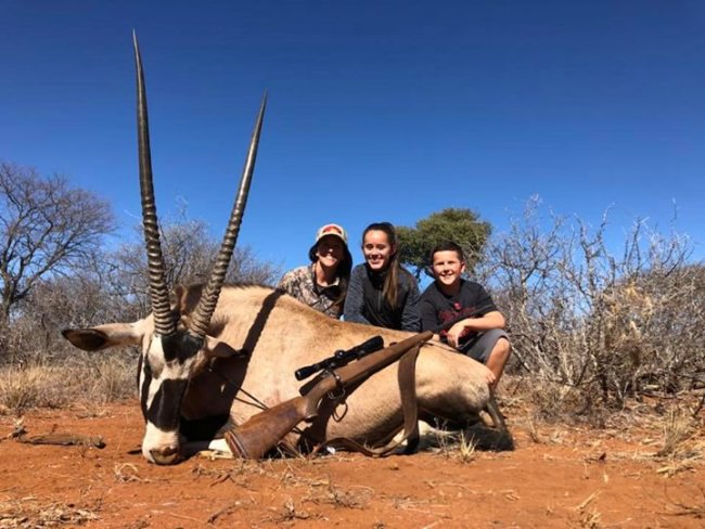 Daniella nails her first ever trophy in Africa! Daggaboy Safaris & Global Outfitters #Hunting #FinandFied