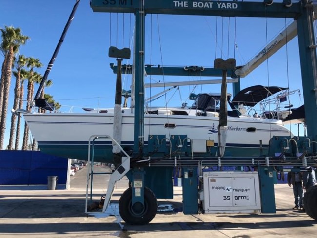 Bottom check! Catalina 375 “Snug Harbor” is ready for survey!