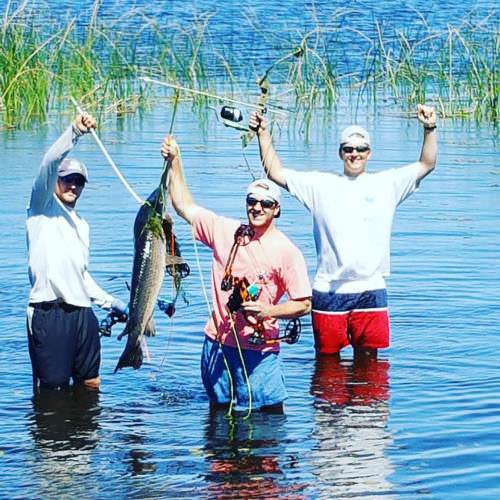 Having a blast bowfishing! Book your bowfishing adventure at www.finandfield.com. #Bow #Bowfishing #Adventure #FinandField