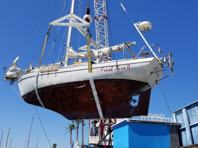 Bottoms Up! This 1985 Pacific Seacraft is hanging in the slings for survey!