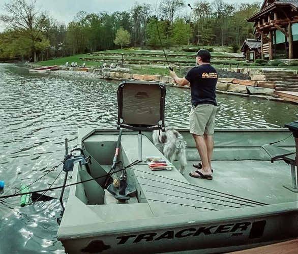 Smoke wetting a line to kick off his weekend. #TonyStewart #Fishing