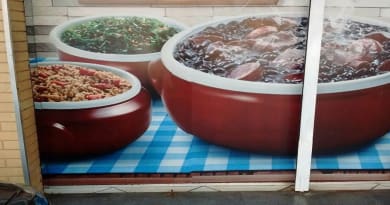Instalação de Adesivo Perfurado em Vitrine da Conde Atacadista, Marba