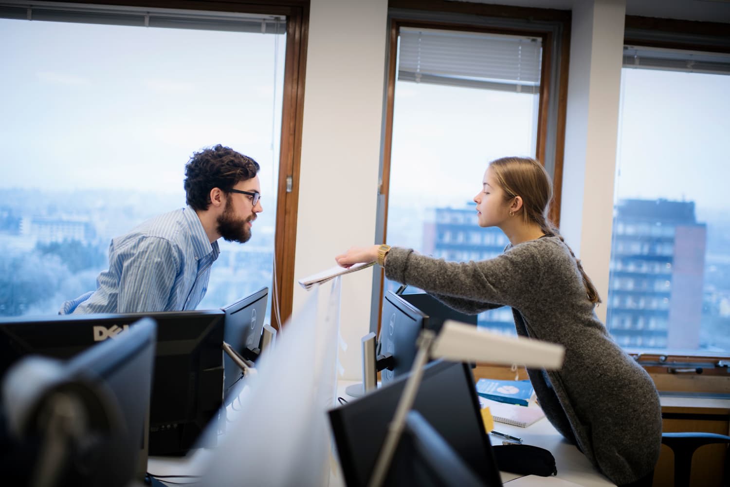 SNART FERIE: Samfunnsøkonomistudentene Johannes og Ingrid er også forskningsassistenter, og får derfor benytte lesesalen i 11. etasje i Eilert Sundts hus på Blindern. De hjelper hverandre hvis én står fast i en problemstilling.