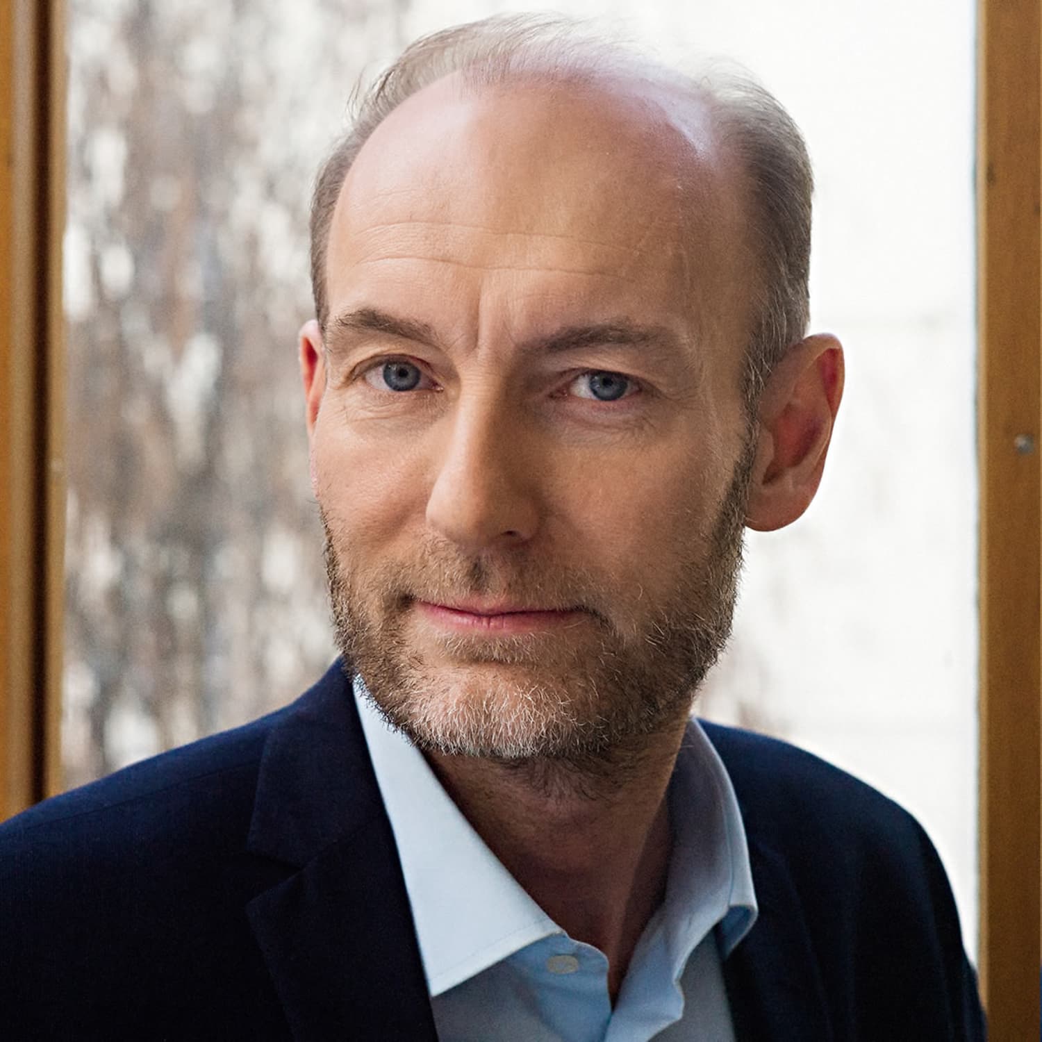 Knut Olav Åmås er direktør i Stiftelsen Fritt Ord siden 2014. Han har også vært statssekretær i Kulturdepartementet og kultur- og debattredaktør i Aftenposten. Han har flere styreverv, har utgitt 20 bøker og mottatt flere priser.