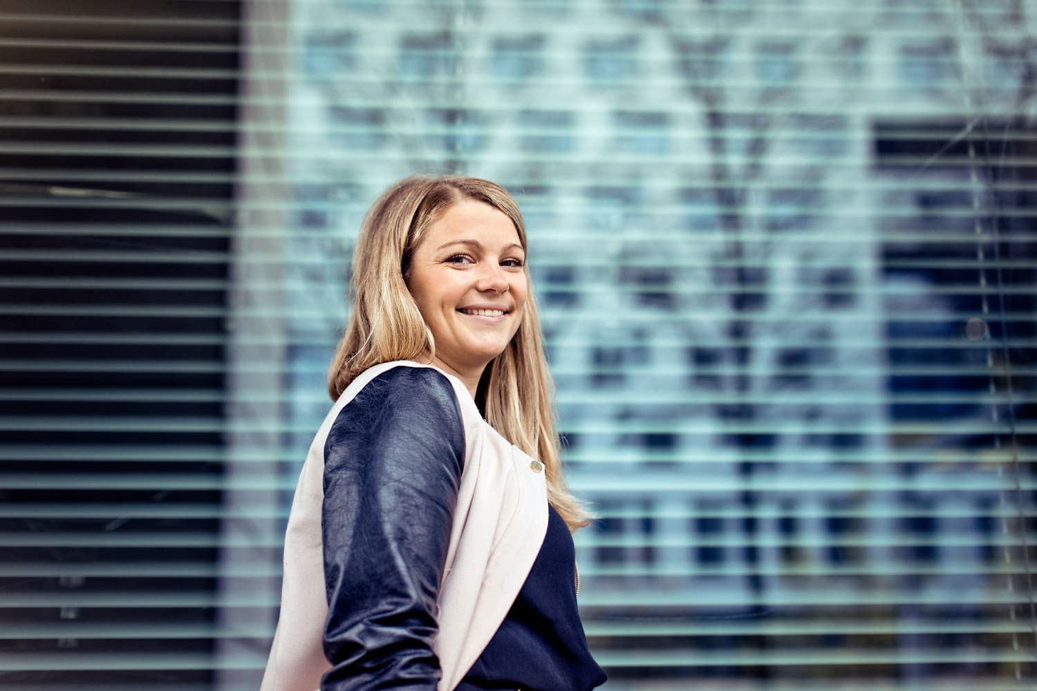 Linn er siviløkonom og statsautorisert revisor, og er Anti-Money Laundering Specialist med CAMS-sertifikat. Hun har tidligere deltatt i et stort, internasjonalt antihvitvaskingsprosjekt i Midtøsten og er opptatt av at vi må ha skarpere fokus på hvitvasking.