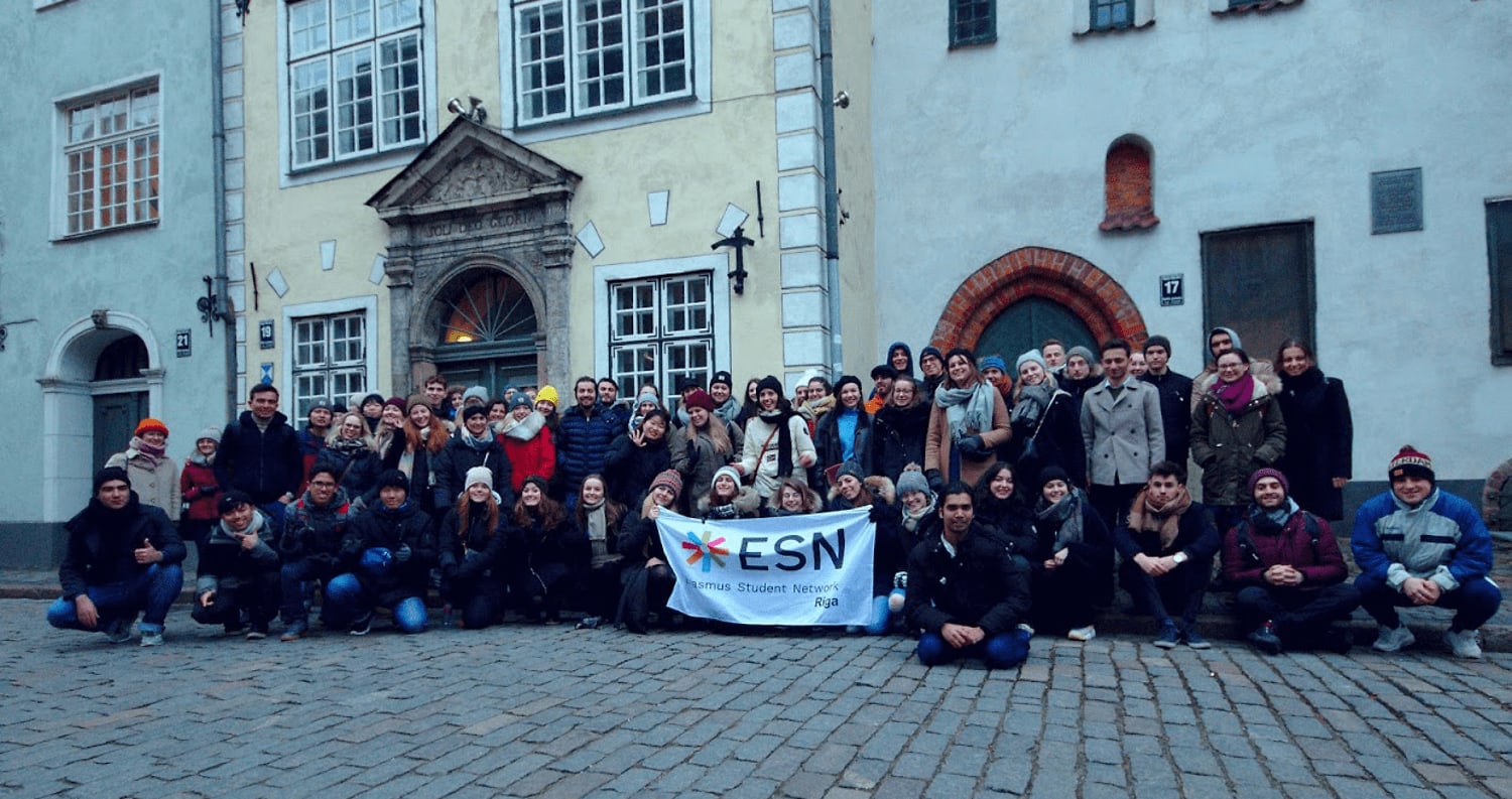 HJEMMEEKSAMEN: NHH-student Maren Alne skulle avslutte masteren i finans med et studieopphold i Riga. Hun rakk å være der syv uker før koronakrisen kom. Nå blir det eksamen hjemmefra, hos familien i Kongsberg.