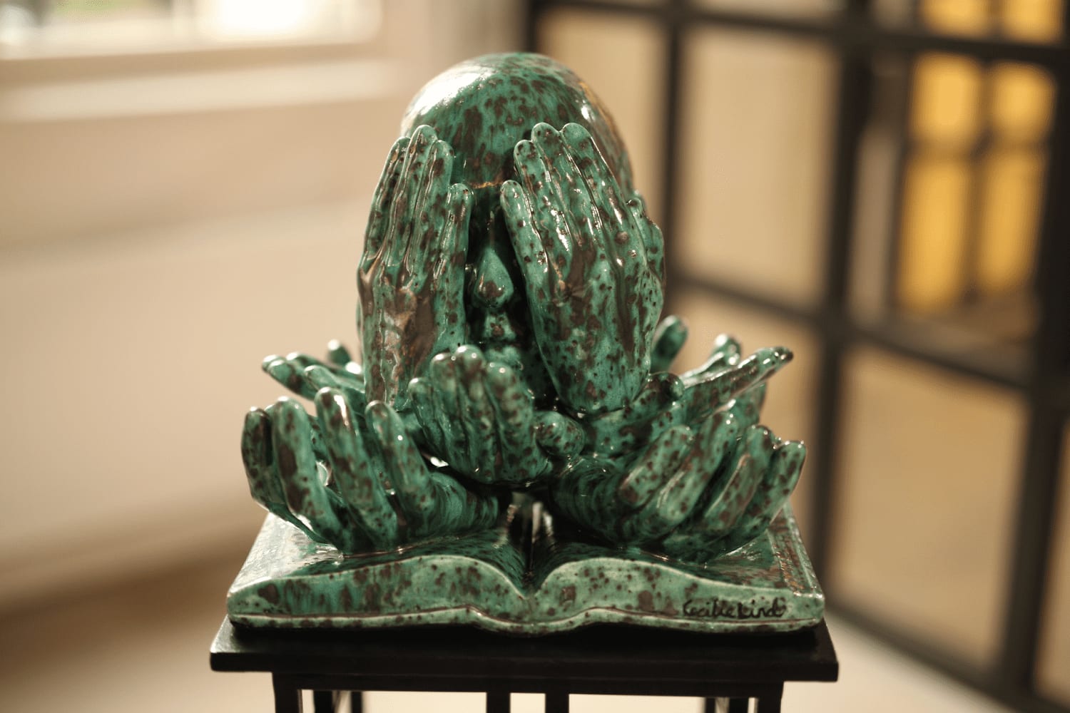 SIKKERHETSNETT: Det var det første kunstner Cecilie Lind tenkte da Finansforbundet ba henne tolke vern mot usaklig oppsigelse i «Kunsten å være norsk». Skulpturens fundament er en lovbok, og viser hender som holder et hode oppe.