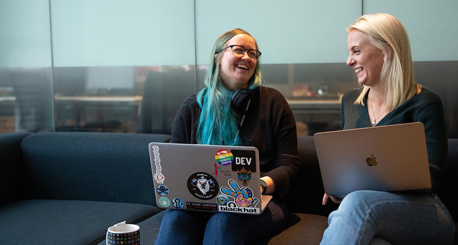 DATADAMER: Marit Tokle (t.v) og Kamilla Fredriksen er begge dataingeniører i Sopra Steria. De ønsker seg flere kvinnelige kodere.