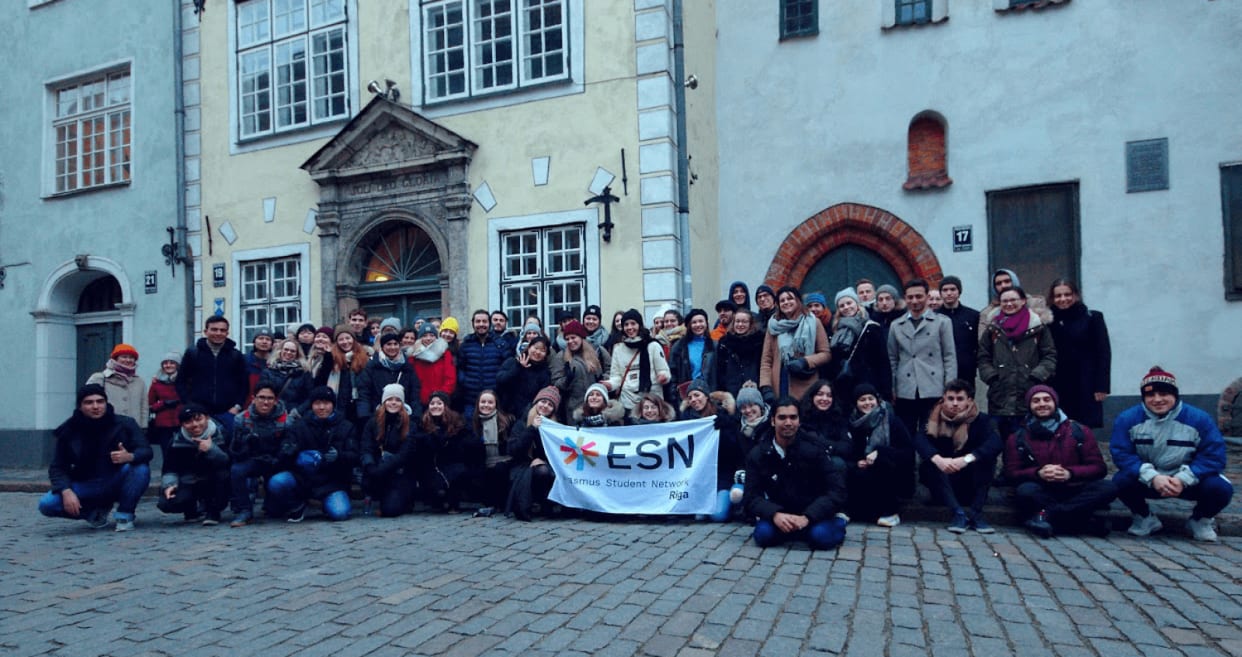 HJEMMEEKSAMEN: NHH-student Maren Alne skulle avslutte masteren i finans med et studieopphold i Riga. Hun rakk å være der syv uker før koronakrisen kom. Nå blir det eksamen hjemmefra, hos familien i Kongsberg.