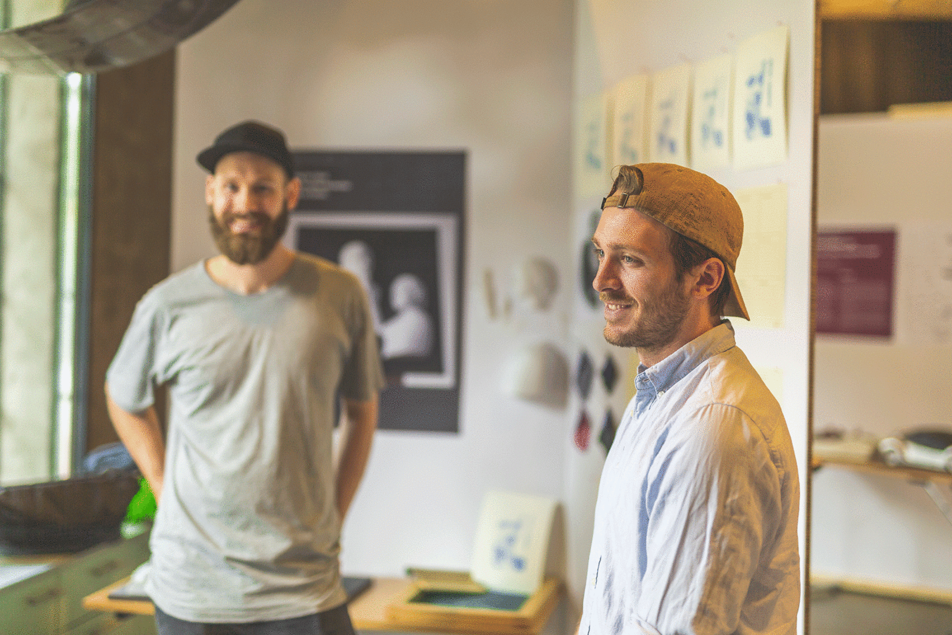 KLAR FOR JOBB: Sigve Lien ønsket seg en jobb innen kultur, mens Herman Slyngstadli (t.h.) ikke trengte lure mer på hva han skulle gjøre etter designstudiene sommeren 2019. I Oslo ventet ny jobb i konsulentselskapet Bekk, som interaksjonsdesigner.