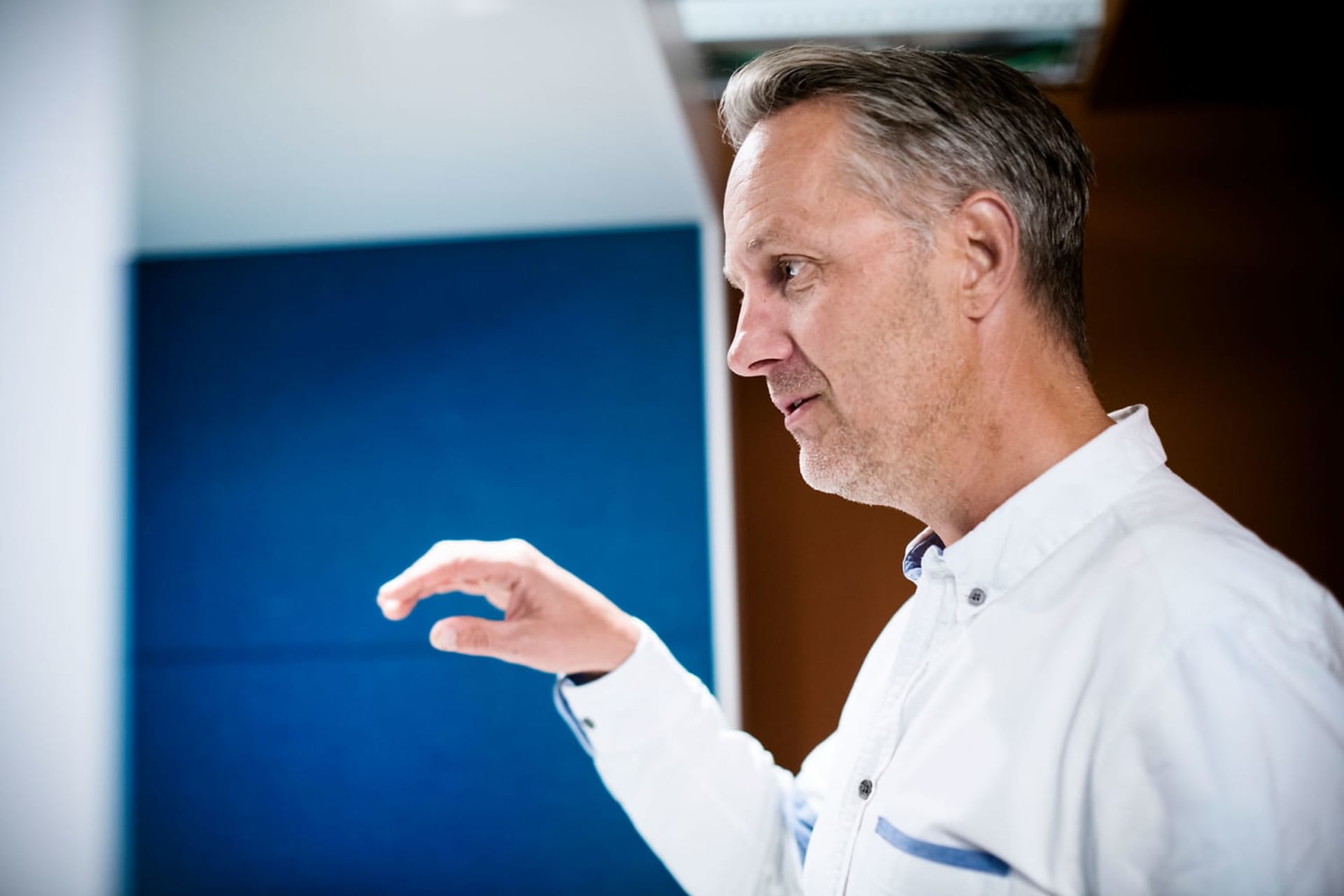 "HOPPET AV": Anders H. Lier jobbet i mange år i internasjonale selskaper og reiste mye rundt. Til slutt bestemte han seg for å bruke all sin tid på å gjøre noe godt for verden. Derfor jobber han nå med impact investing på heltid.
