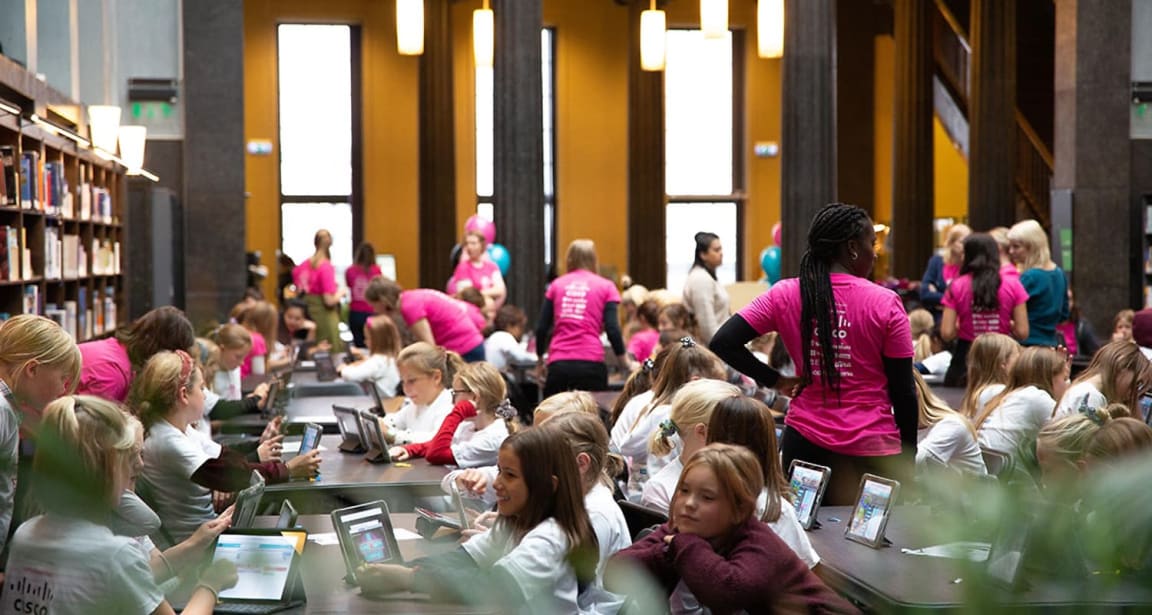 GIRL TECH FEST på Deichmanske hovedbibliotek i Oslo. 300 jenter som lærer seg å kode er kult!