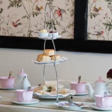 Entrance Windsor Castle & Sparkling Cream Tea at Clarence Brasserie for Two