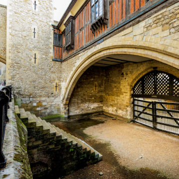 Entrance to Tower of London & 3 Course Meal at The Shakedown for 2