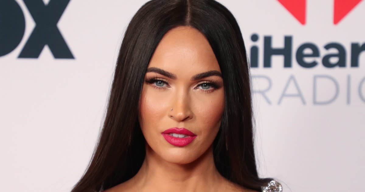 Megan Fox Cleavage At Music Awards In Los Angeles May - vrogue.co