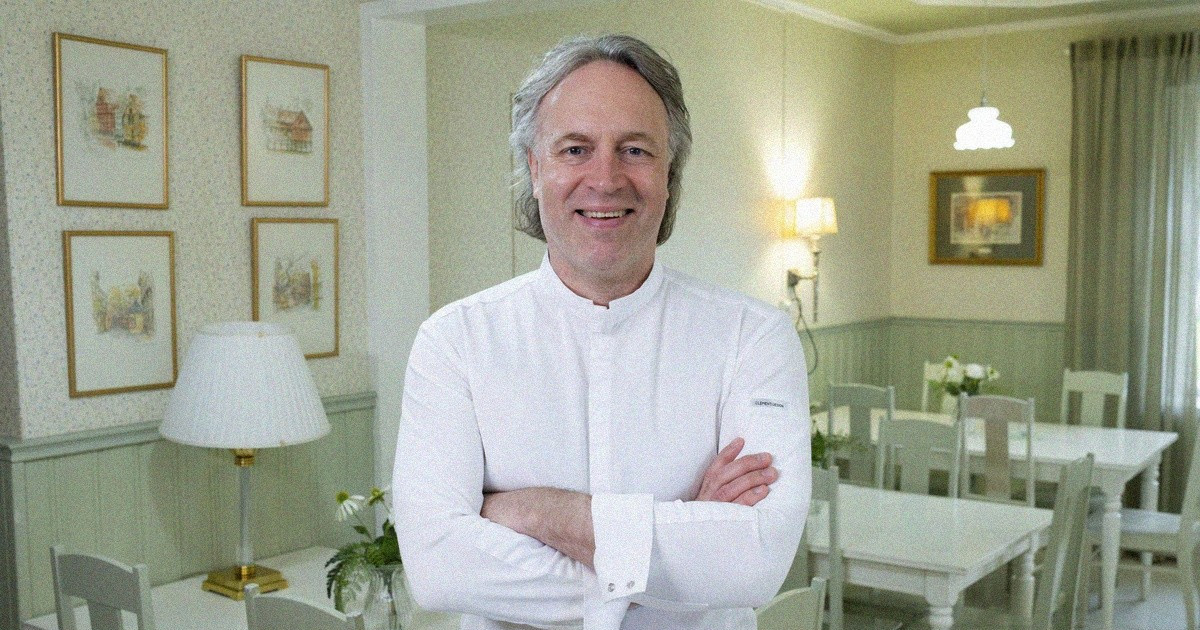 Keittiöhenkilökunta valmistaa annoksia ammattikeittiössä.