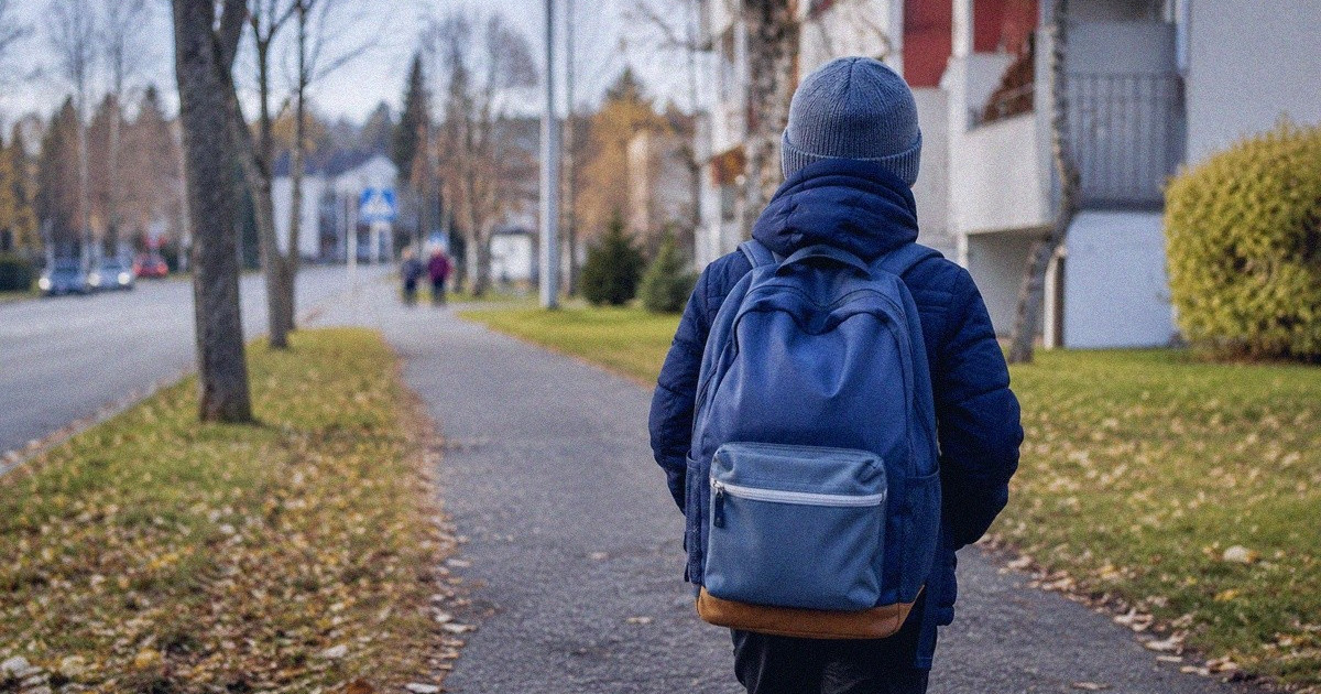 Lapsi kävelemässä kouluun.
