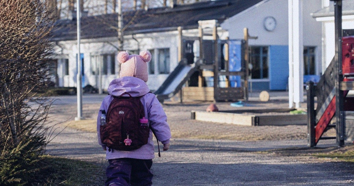 Lapsi matkalla päiväkotiin.