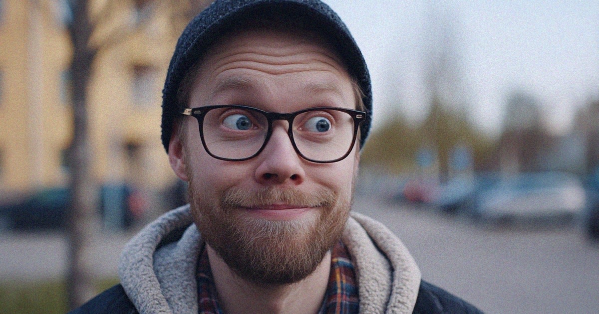 Mies ilmeilee ulkona.