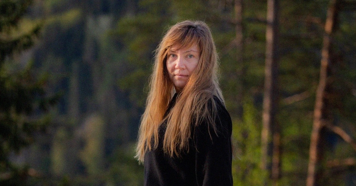Nainen metsässä.