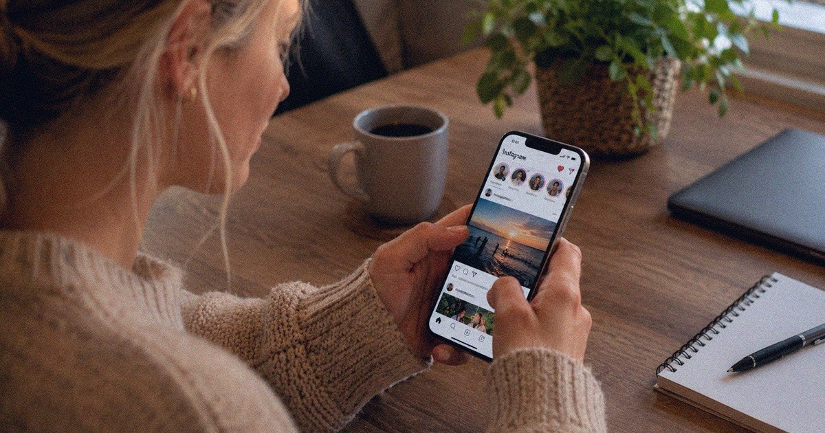 Nainen selailee Instagramia puhelimellaan.